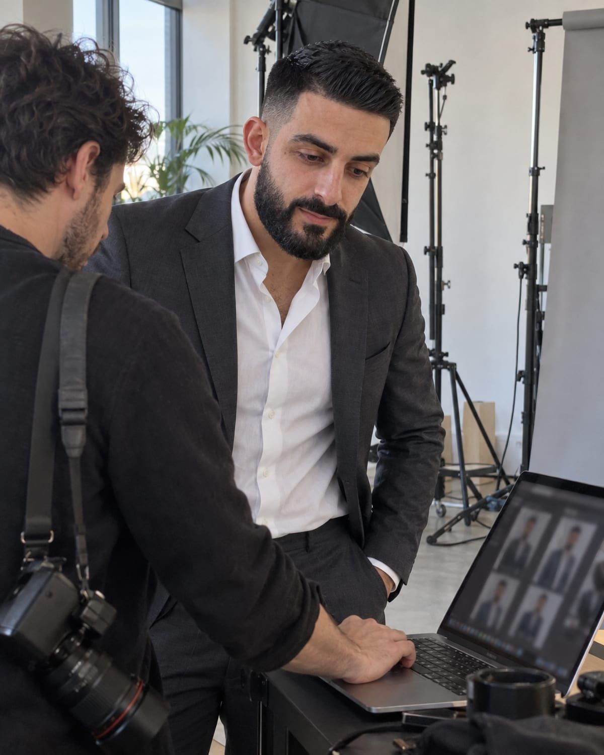 Francesco Sergio guarda gli scatti sul portatile insieme al fotografo durante uno shooting
