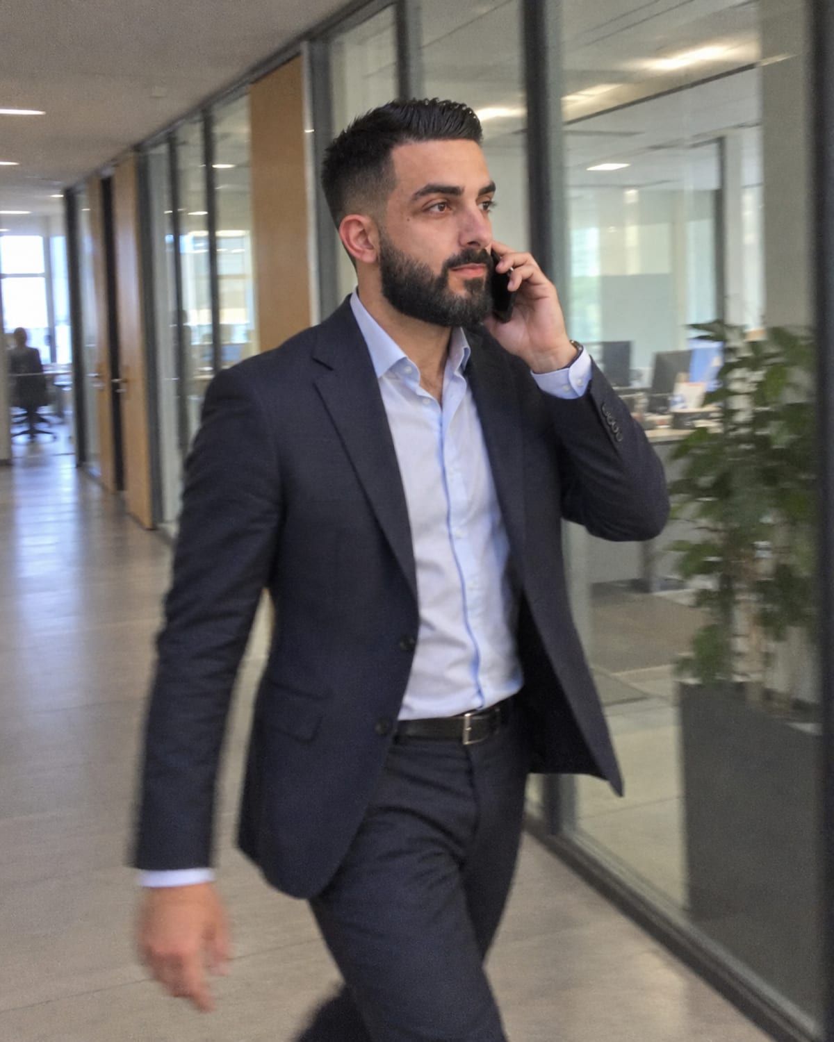 Francesco Sergio al telefono nel corridoio dell’ufficio